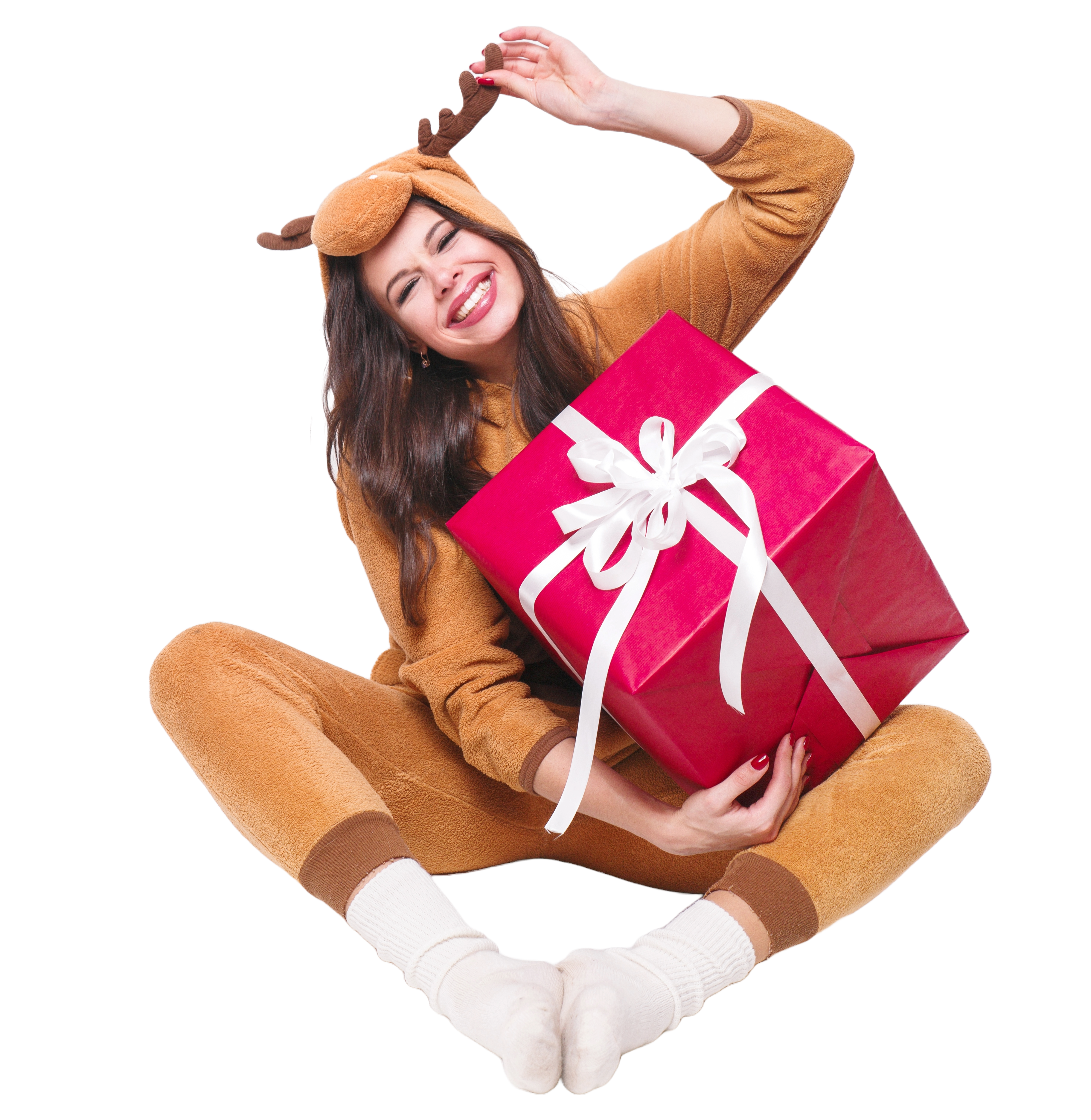 Lächelnde Frau im Rentier-Onesie mit einem Geschenk